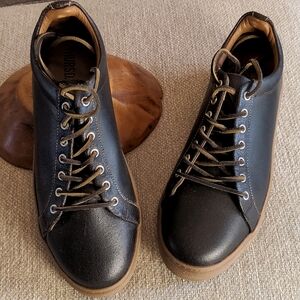 Men's never-worn premium leather low-top sneakers